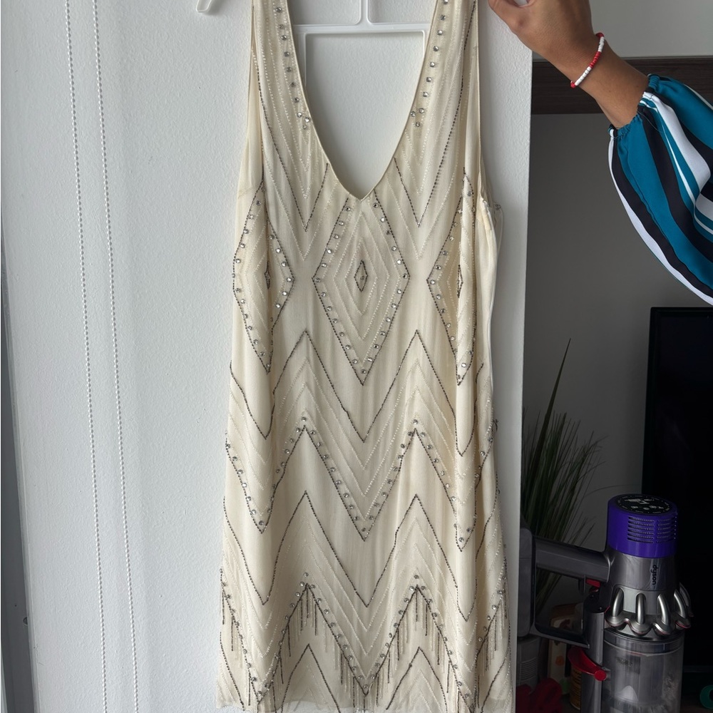 Alice + Olivia Cream Sheath Dress Scoop Neck Sleeveless
